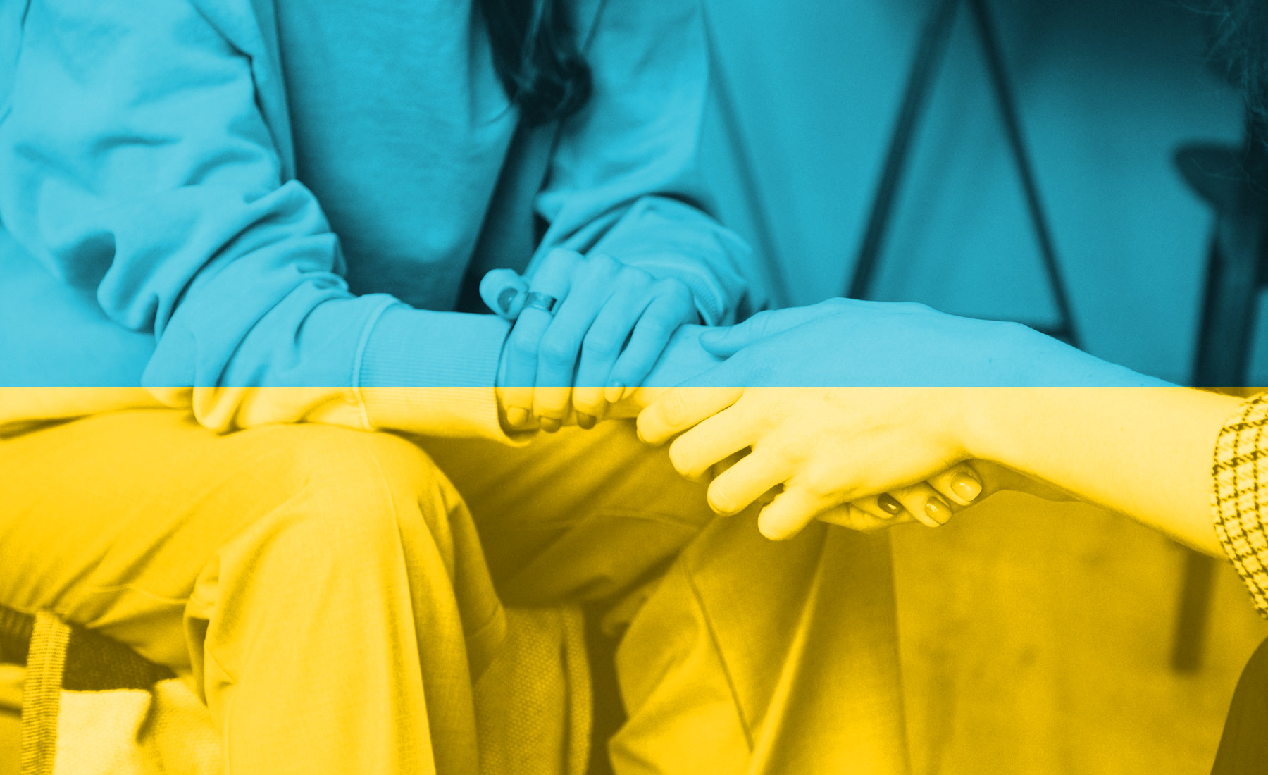 Dwie osoby trzymające się za ręcę. Barwy Ukrainy.