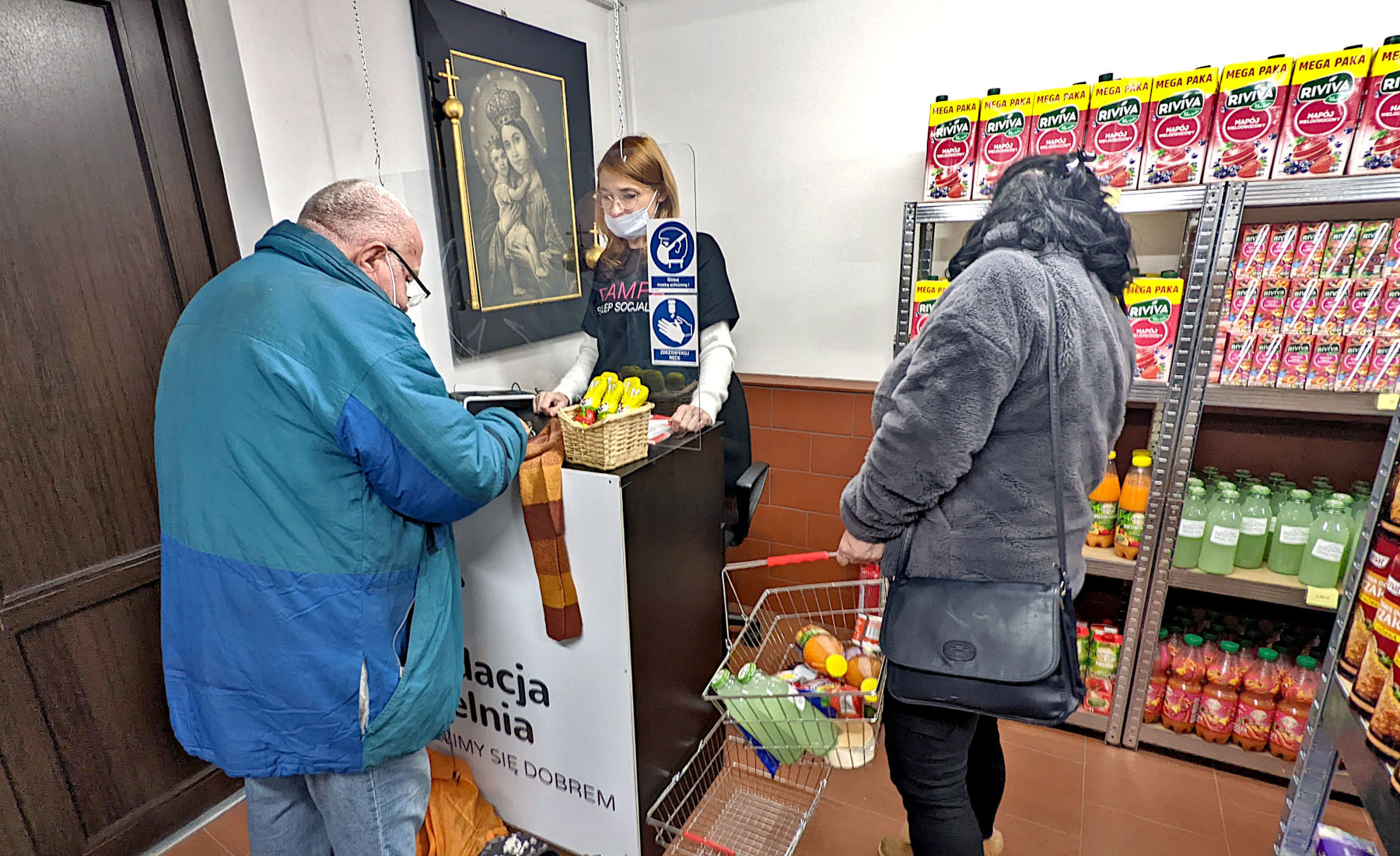 Osoby robiące zakupy w sklepie