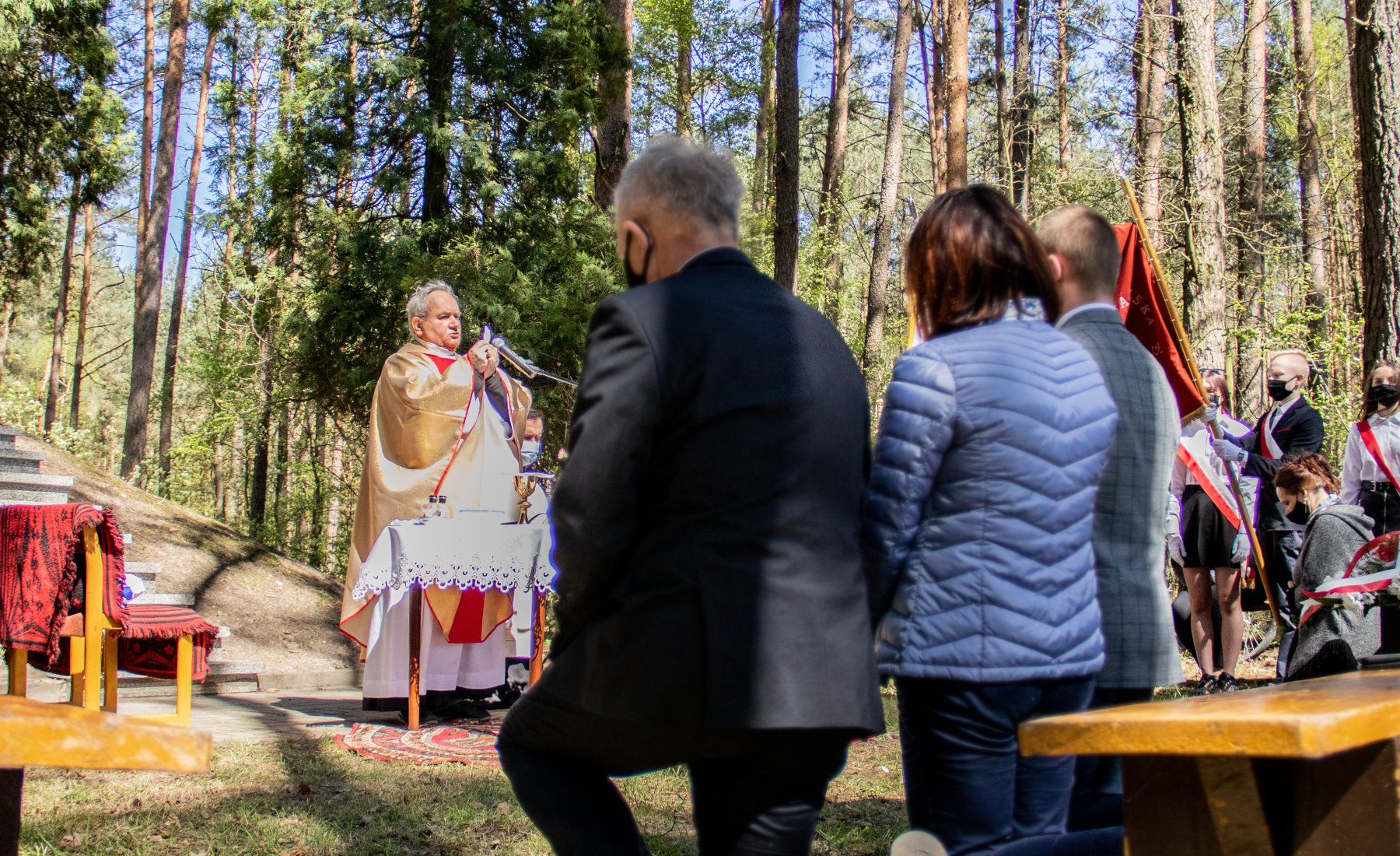 Ludzie uczestniczący w mszy świętej