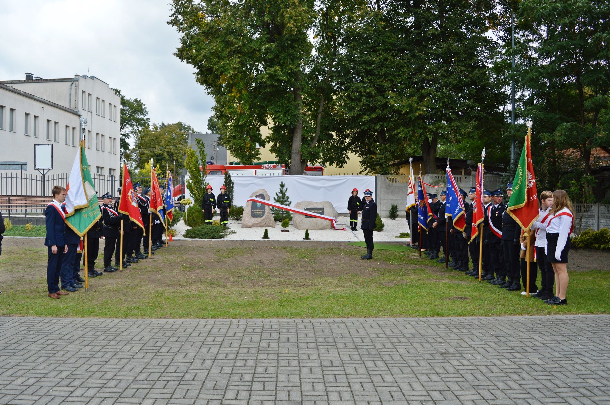 Szpalery pocztów sztandarowych podczas odsłonięcia tablicy pamiątkowej